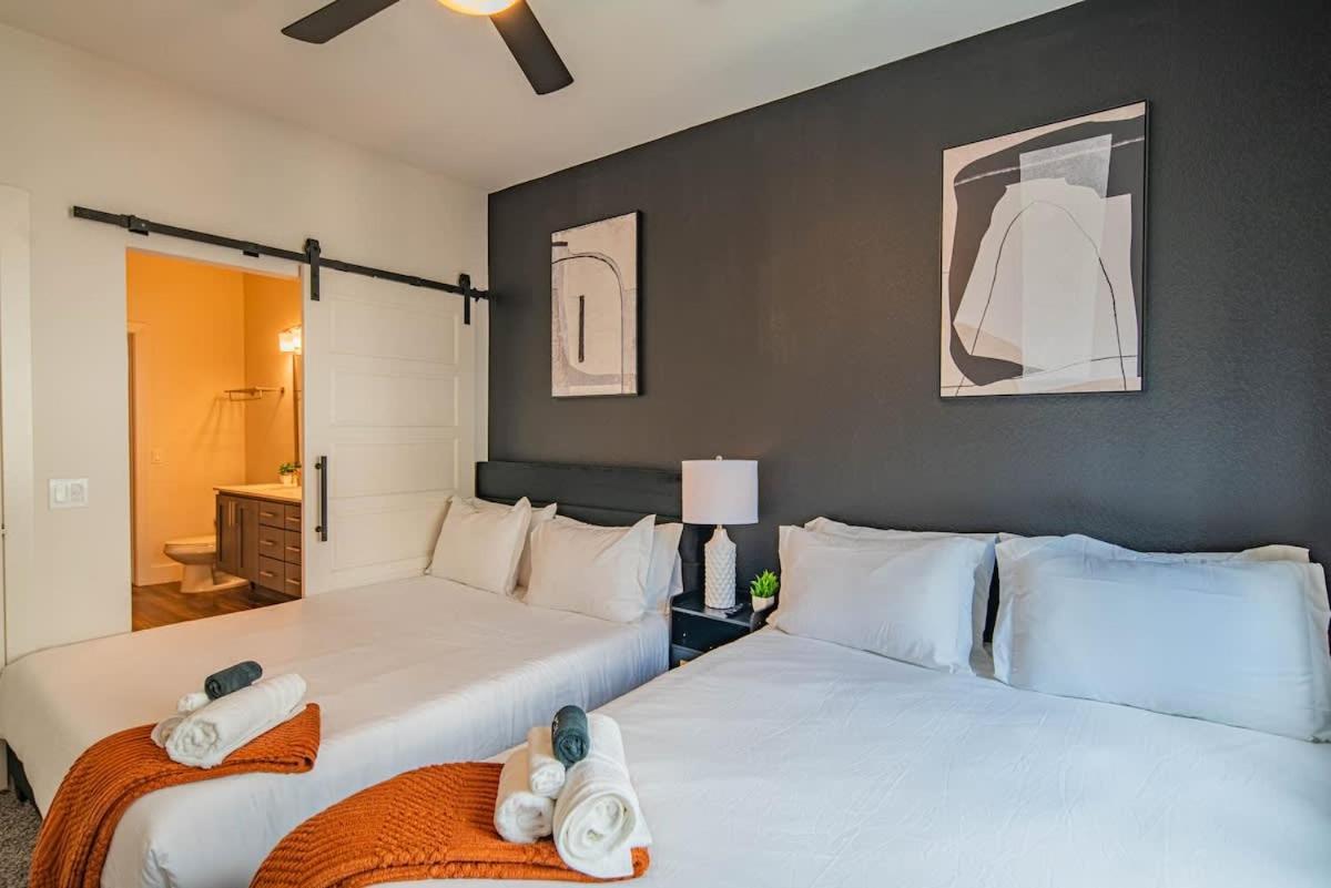 Posh 2br Kierland Commons, Tpc Golf, Pool, Gym, W-d