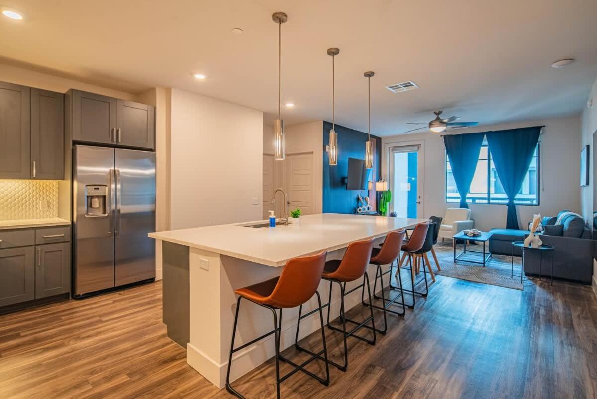 Apartment Posh 2br Kierland Commons, Tpc Golf, Pool, Gym, W-d