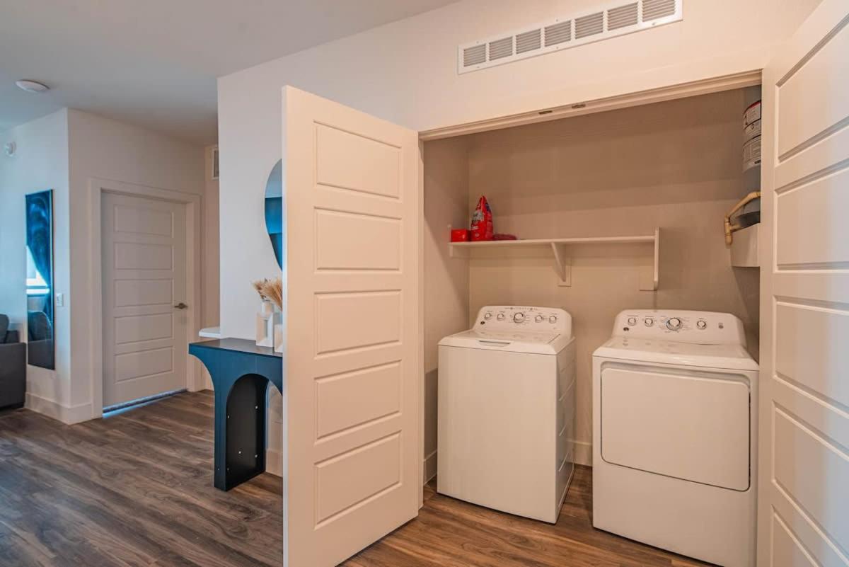 Apartment Posh 2br Kierland Commons, Tpc Golf, Pool, Gym, W-d *