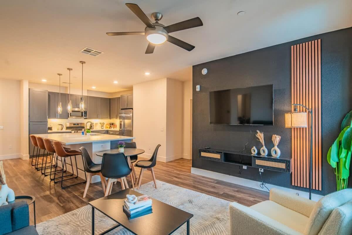 Posh 2br Kierland Commons, Tpc Golf, Pool, Gym, W-d * Scottsdale