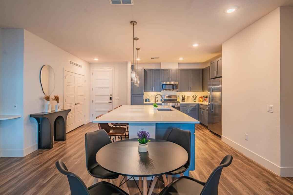 Posh 2br Kierland Commons, Tpc Golf, Pool, Gym, W-d Apartment *