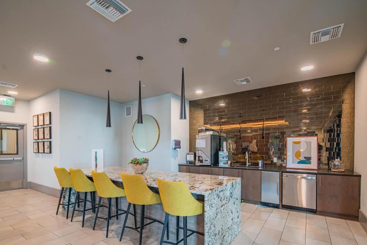 Apartment Posh 2br Kierland Commons, Tpc Golf, Pool, Gym, W-d