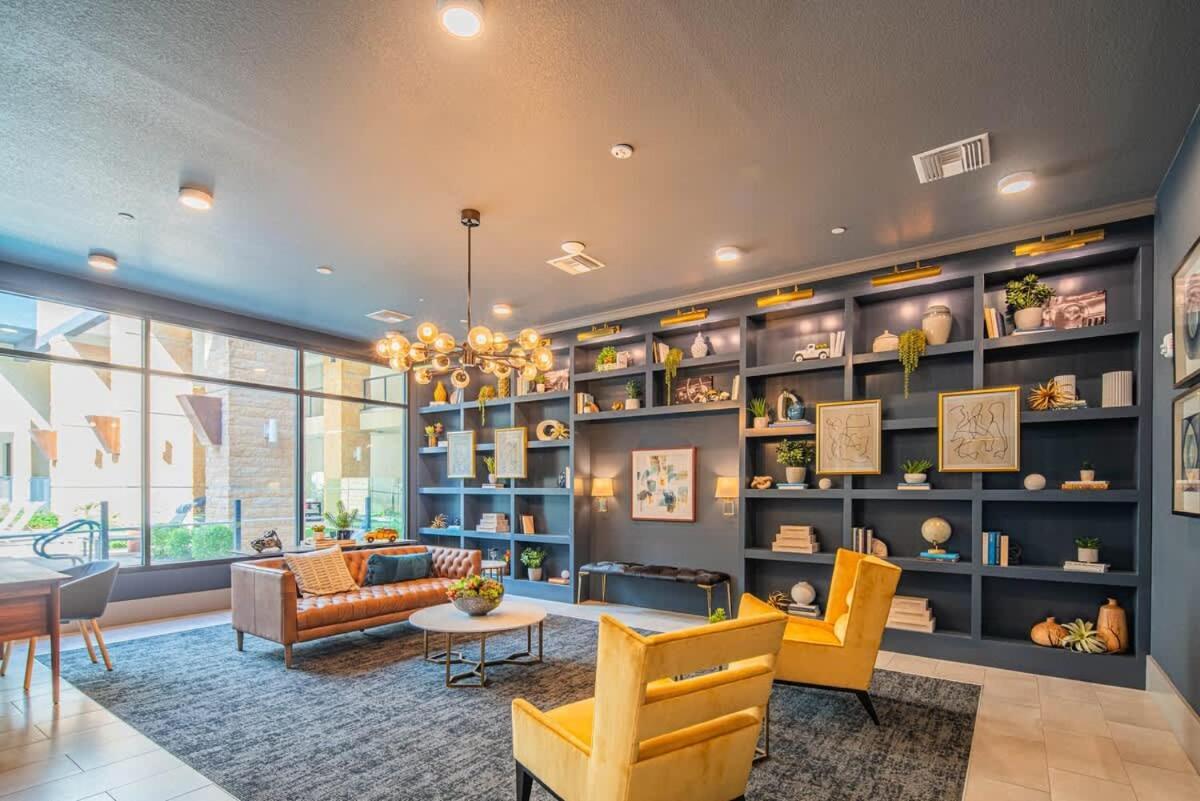 Posh 2br Kierland Commons, Tpc Golf, Pool, Gym, W-d *