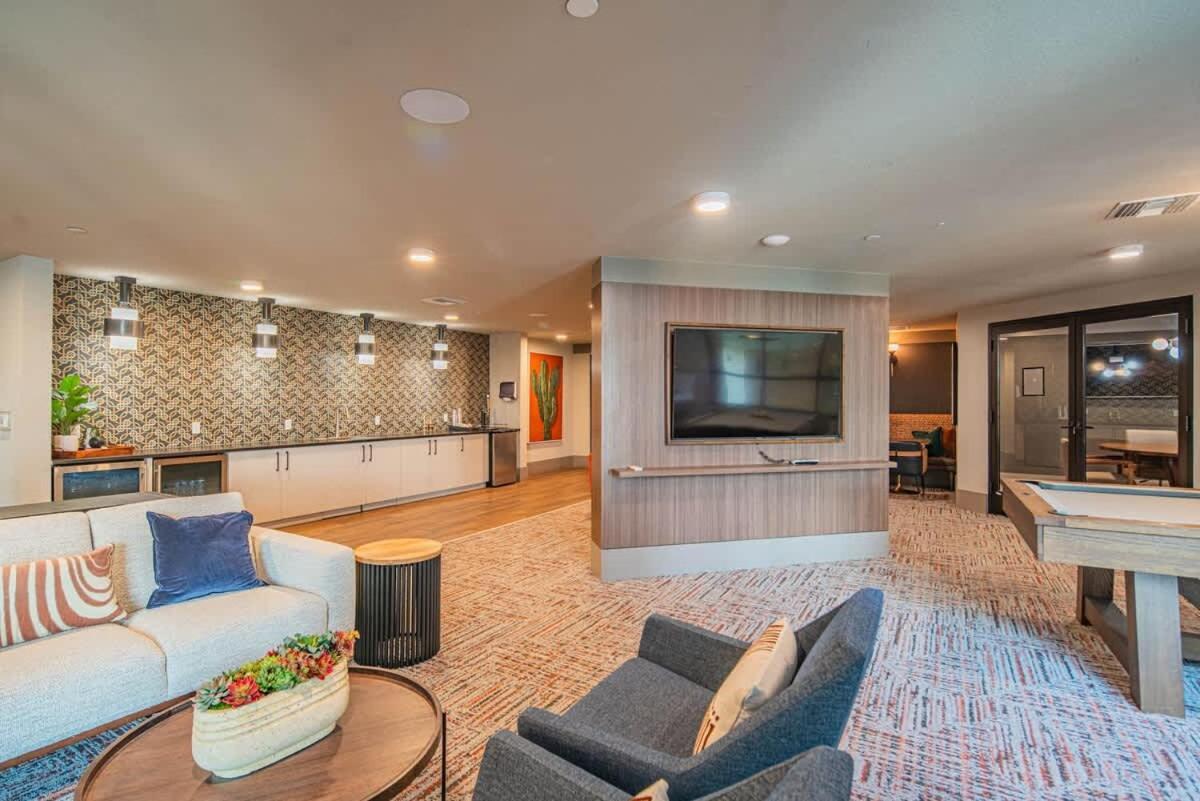Apartment Posh 2br Kierland Commons, Tpc Golf, Pool, Gym, W-d *
