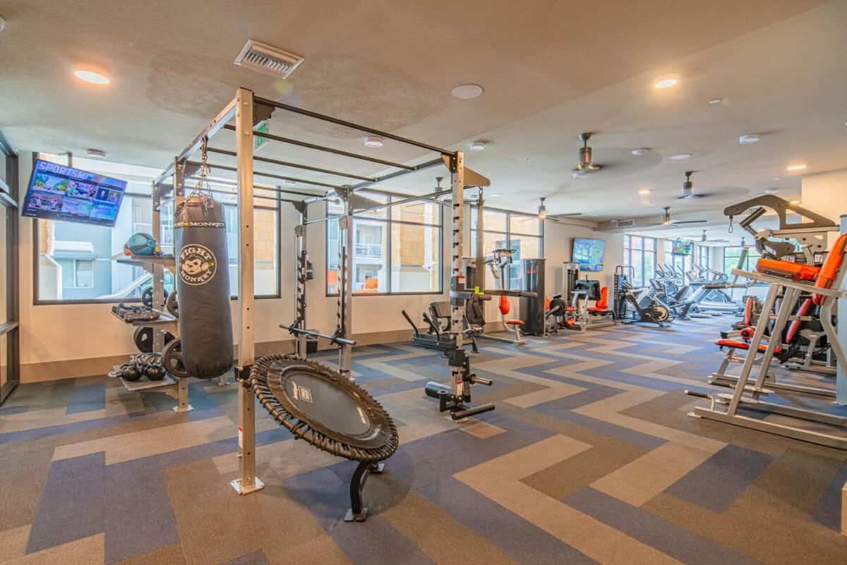 Posh 2br Kierland Commons, Tpc Golf, Pool, Gym, W-d Scottsdale