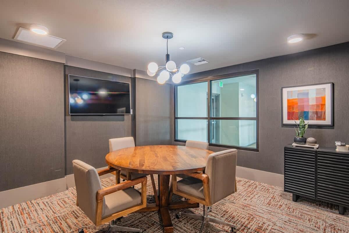 Apartment Posh 2br Kierland Commons, Tpc Golf, Pool, Gym, W-d